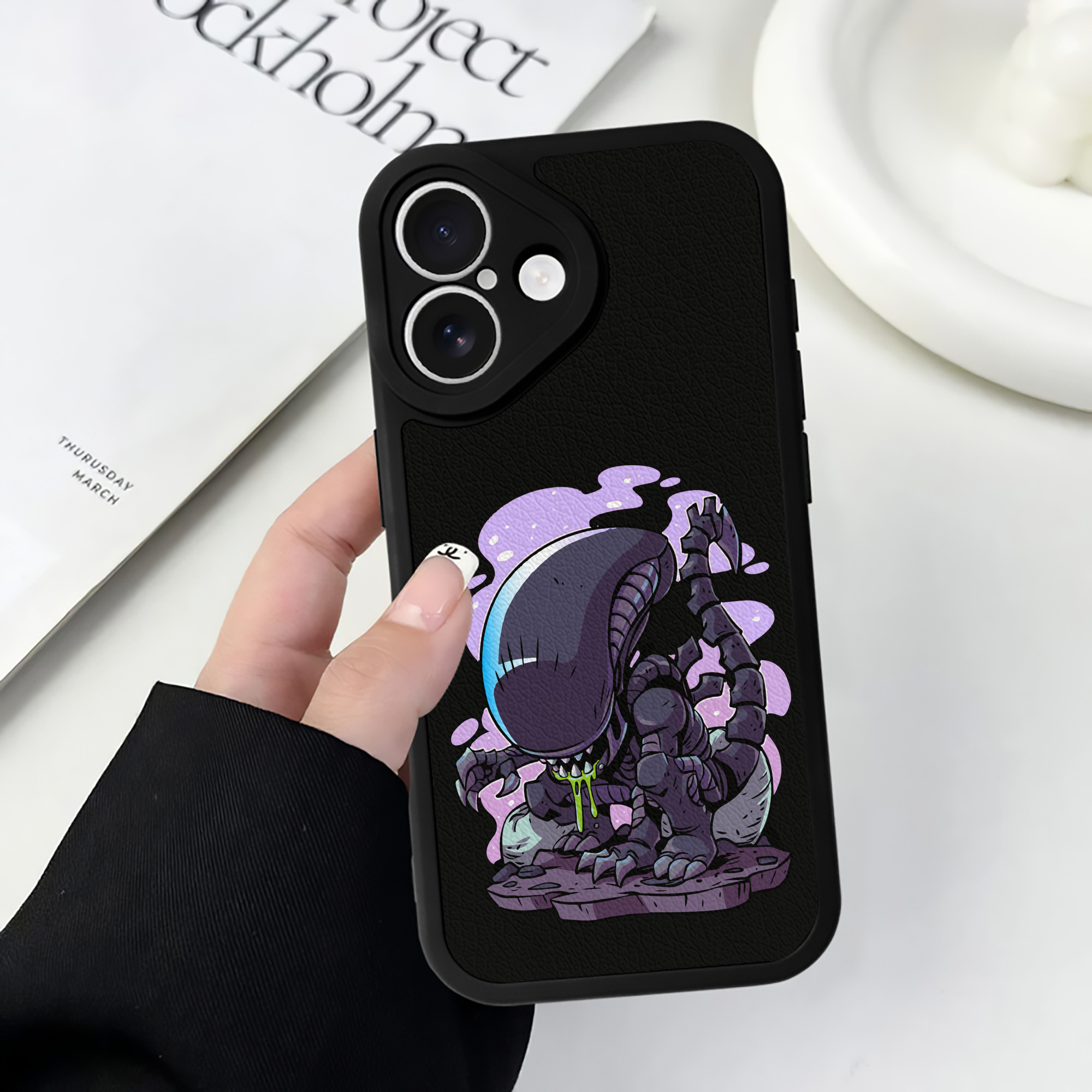 （画像用） アベンジャーズ The Avengers 【iPhone 16シリーズ対応】シリコンスマホケース（レザー調） 材質：シリコン